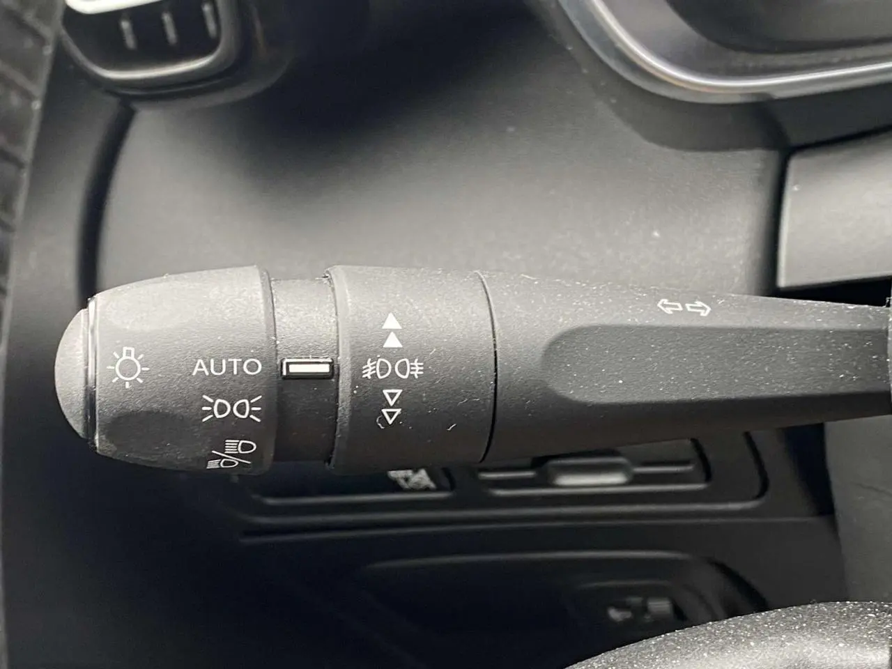 Gros plan sur la commande des feux et clignotants dans l’habitacle du Citroën C3 Aircross gris 2020.