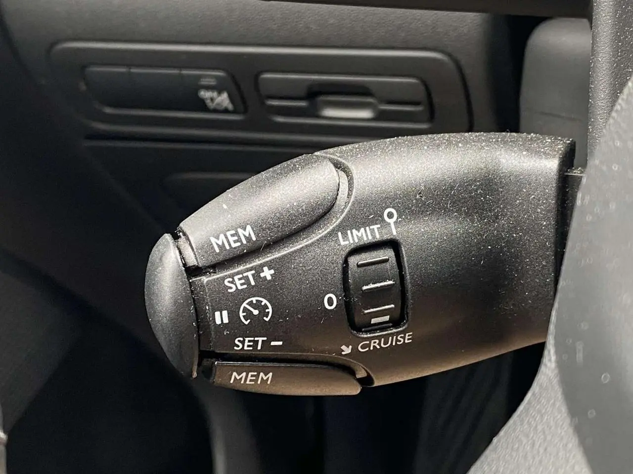 Gros plan sur la commande de régulateur de vitesse du Citroën C3 Aircross 2020, finition Shine, intérieur noir.