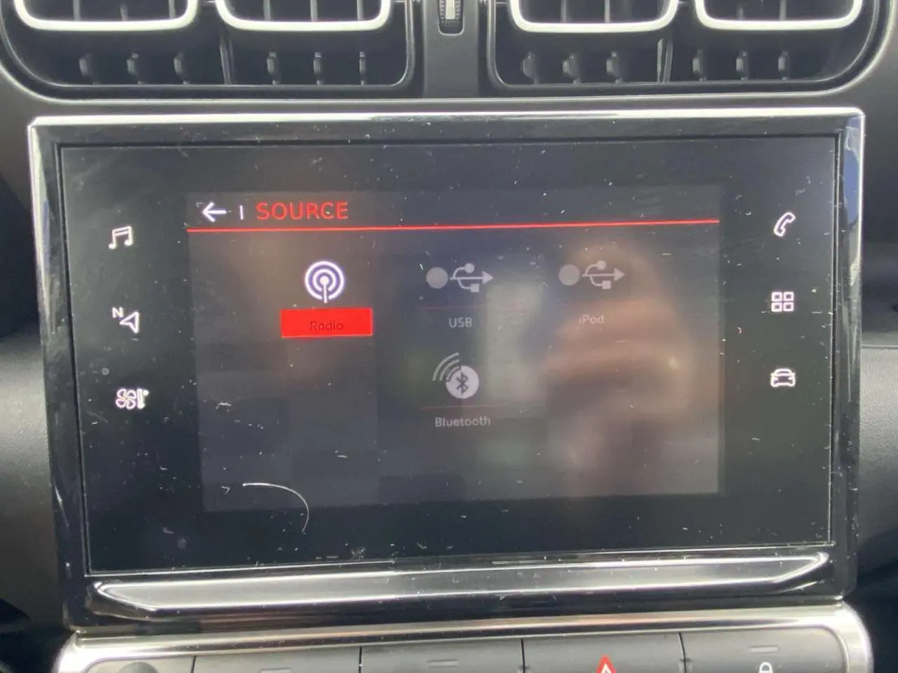 Écran tactile central du Citroën C3 Aircross 2020, affichant les options radio, USB, iPod et Bluetooth.