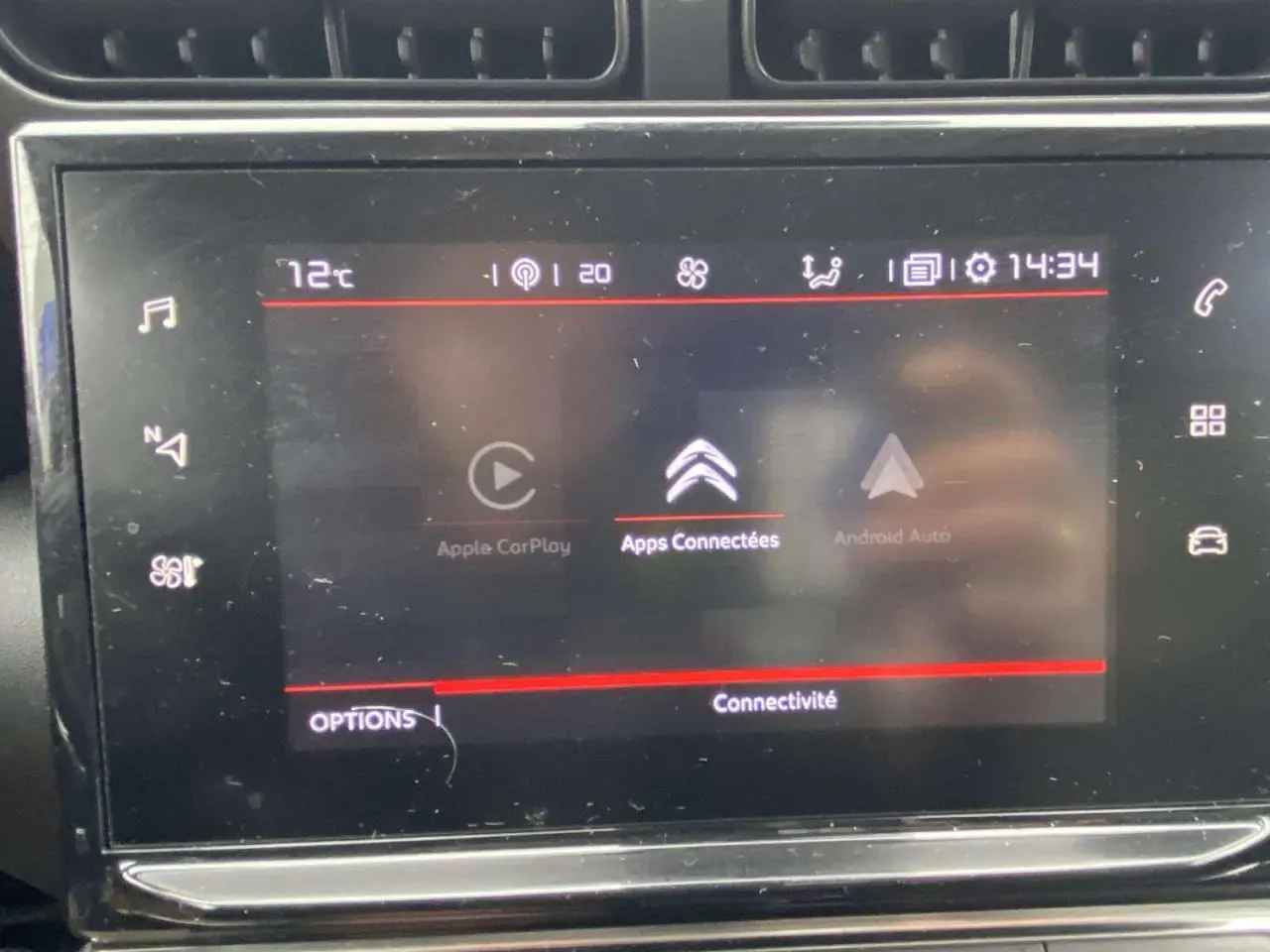 Écran tactile central du Citroën C3 Aircross 2020 gris, affichant les options de connectivité Apple CarPlay et Android Auto.