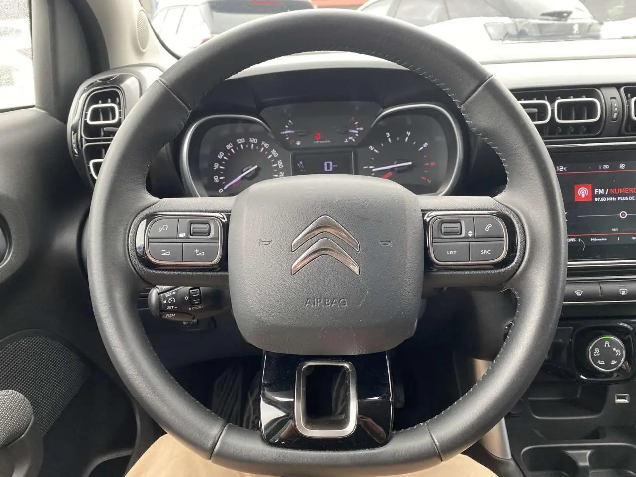 Vue intérieure centrée sur le volant noir du Citroën C3 Aircross 2020 avec tableau de bord et commandes visibles.