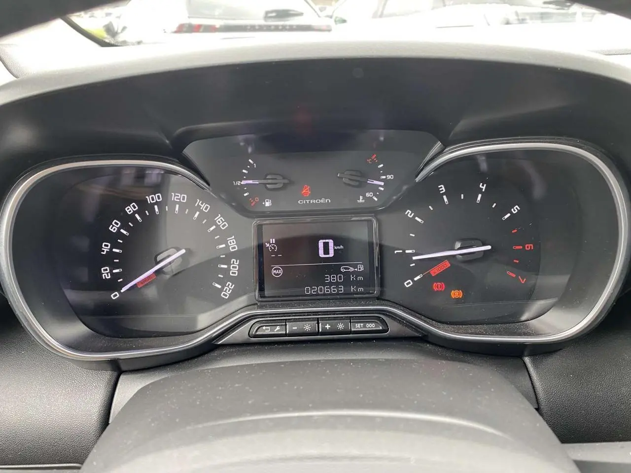 Vue rapprochée du tableau de bord noir du Citroën C3 Aircross 2020, affichant le compteur et l’ordinateur de bord.