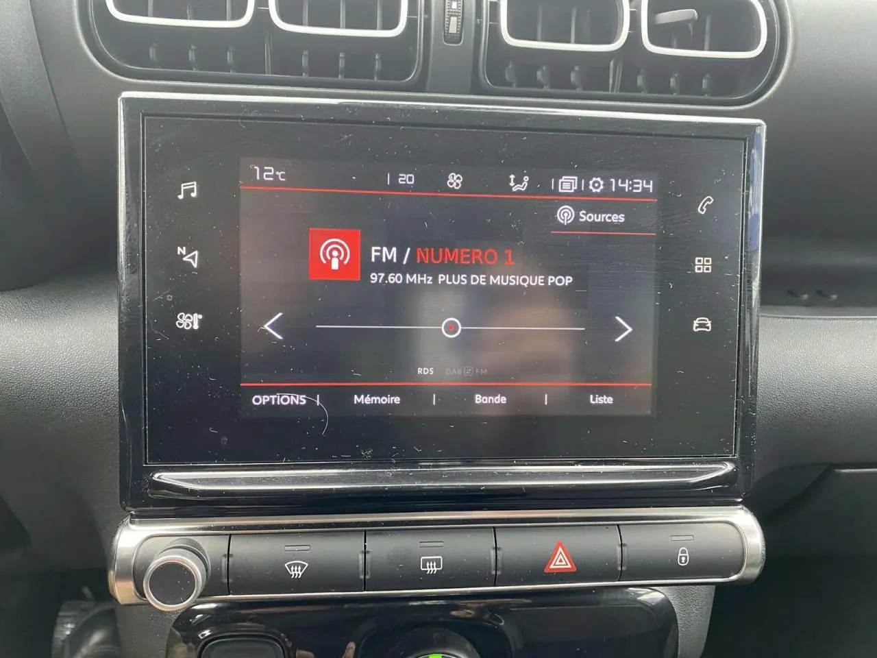 Vue rapprochée de l’écran tactile central du Citroën C3 Aircross 2020 gris, affichant une station radio FM.
