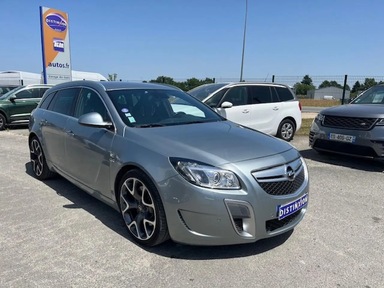 Opel Insignia Sports Tourer gris clair vue 3/4 avant droit avec jantes alliage léger 20'' à 5 branches OPC visibles.