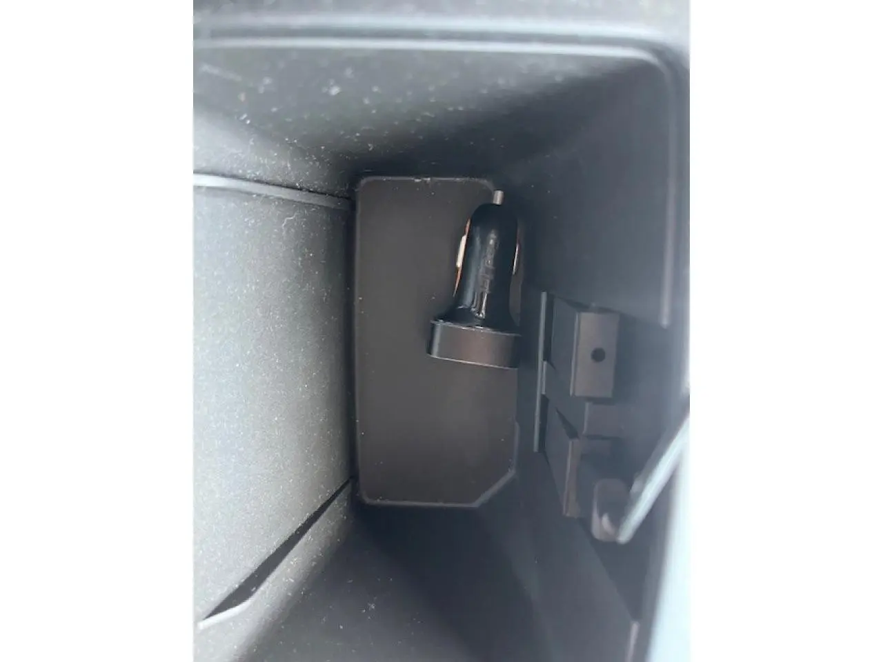 Gros plan sur la prise 12V située dans la console centrale arrière de l’Opel Insignia Sports Tourer gris clair.