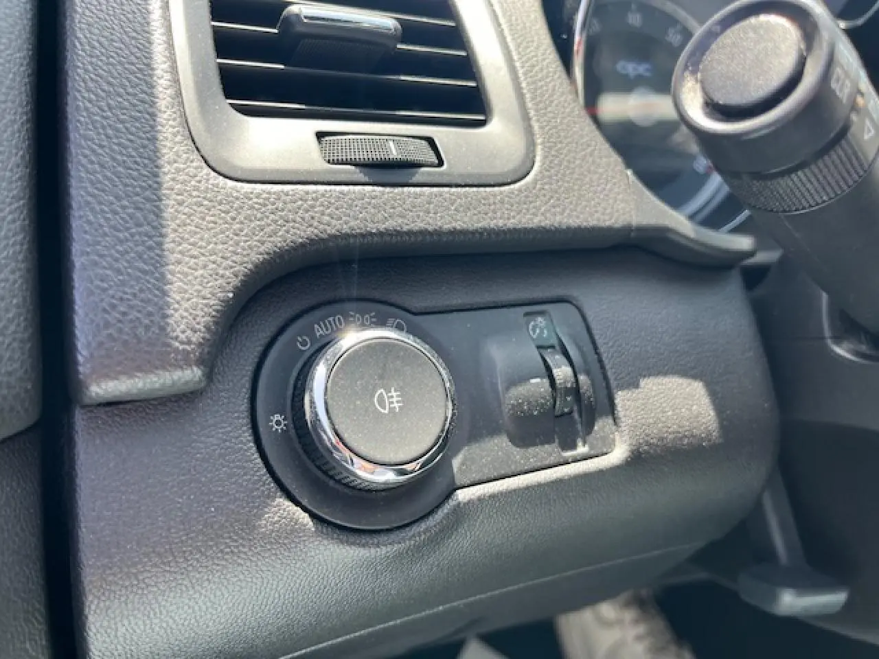 Gros plan sur le bouton de commande des feux et réglage de tableau de bord de l'Opel Insignia Sports Tourer 2011.