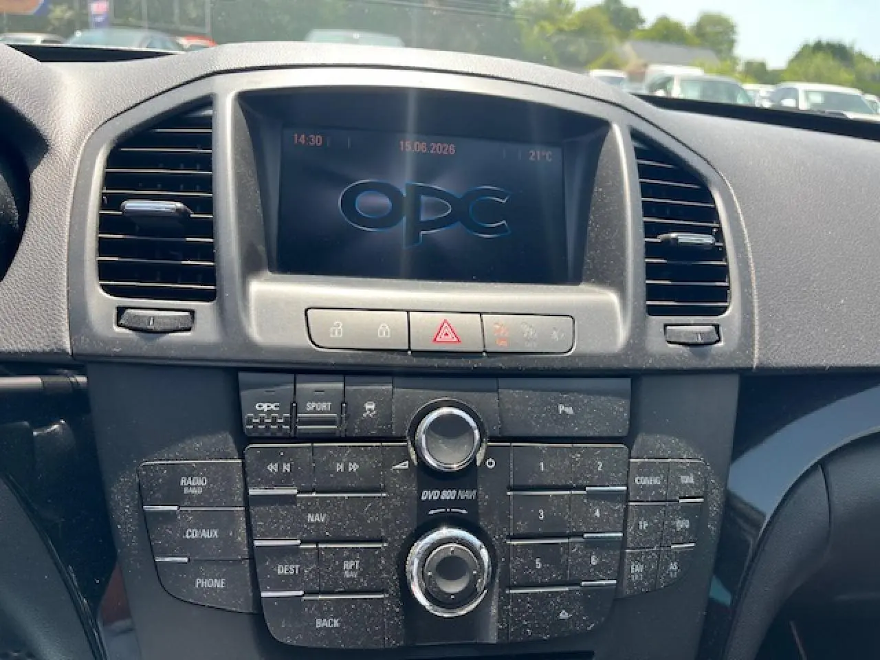 Vue rapprochée du tableau de bord de l’Opel Insignia Sports Tourer gris clair, mettant en valeur l’écran central OPC et les commandes du système multimédia.