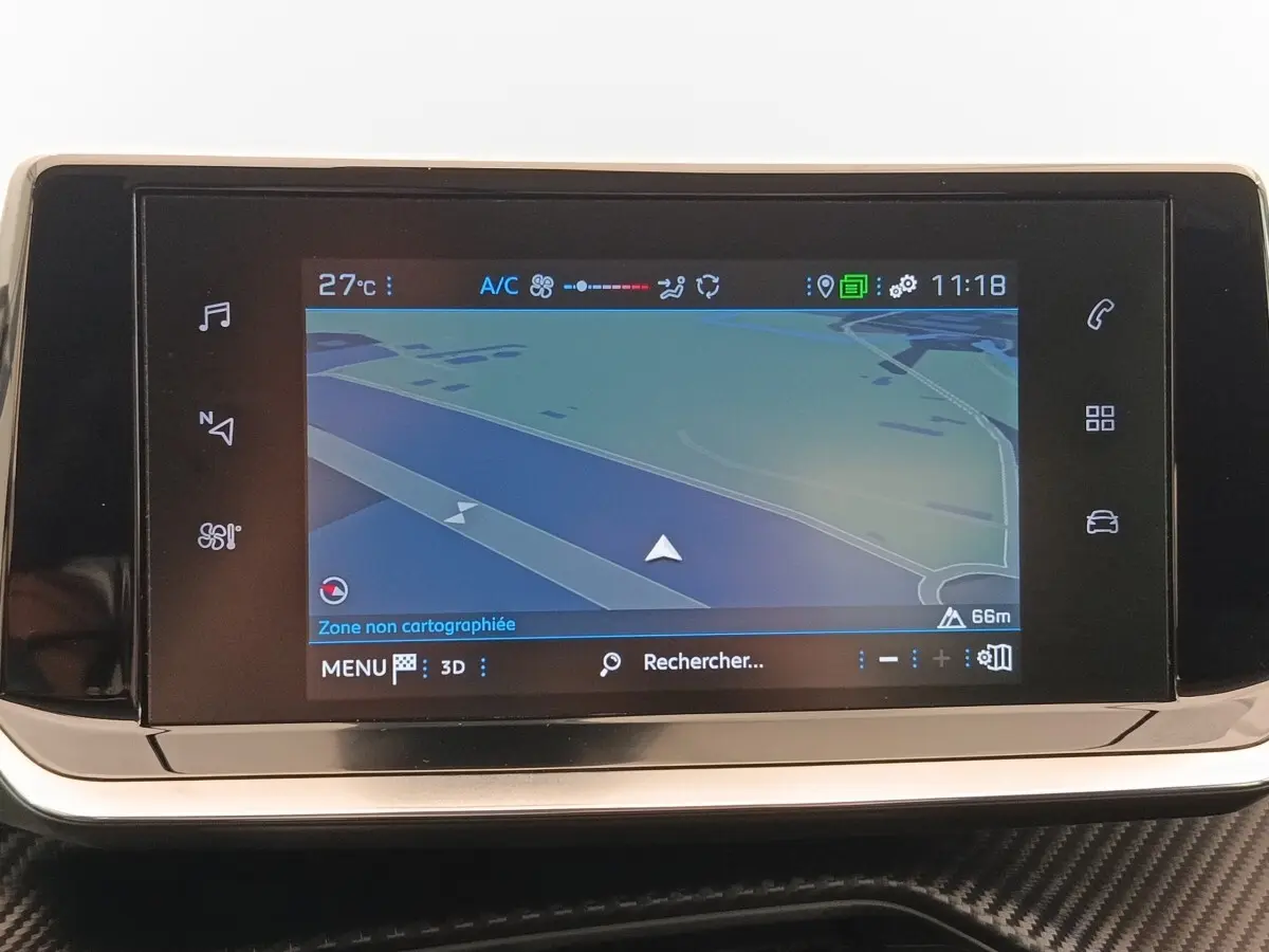Écran tactile de navigation 7 pouces affichant une carte, tableau de bord noir avec finition carbone dans une Peugeot 208 blanche.