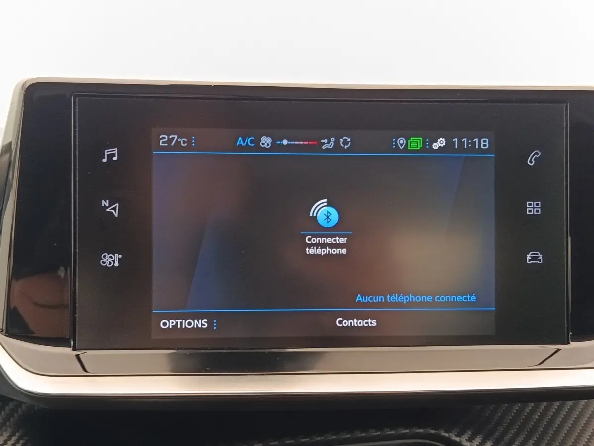 Écran tactile central de la Peugeot 208 PureTech 75 blanc, affichant la connexion Bluetooth téléphone.