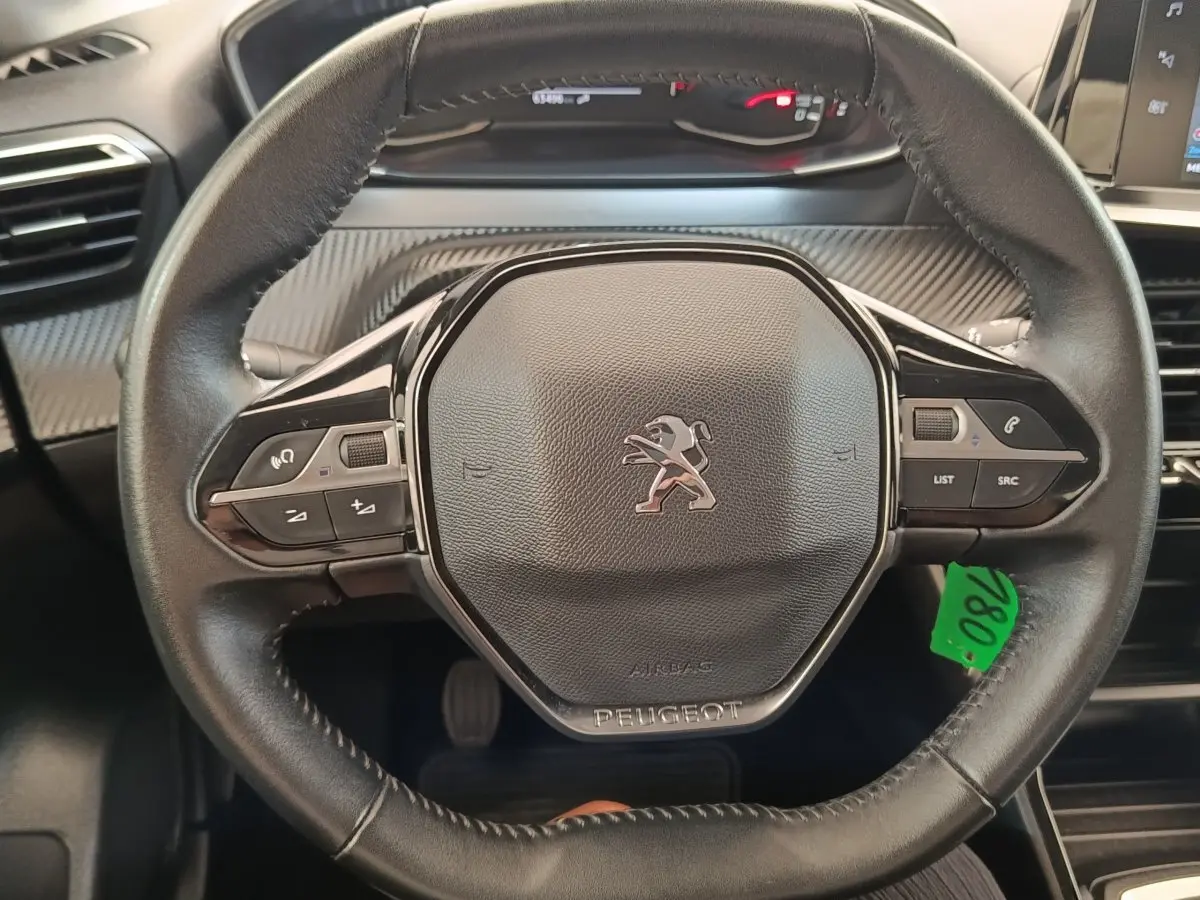 Vue rapprochée du volant cuir multifonctions noir de la Peugeot 208 PureTech 75 S&S Active Business 2021.