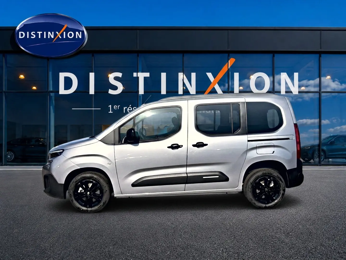 Profil droit du Citroën Berlingo N1 1.5 BlueHDi 130 gris acier avec jantes noires et protections latérales noires.