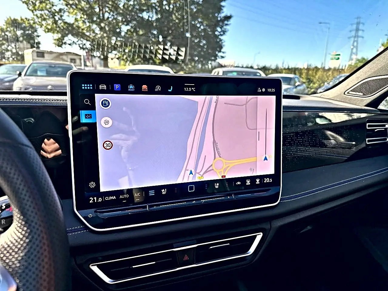 Vue intérieure du tableau de bord du Volkswagen Tiguan 2024 avec écran tactile GPS et finitions noires élégantes.