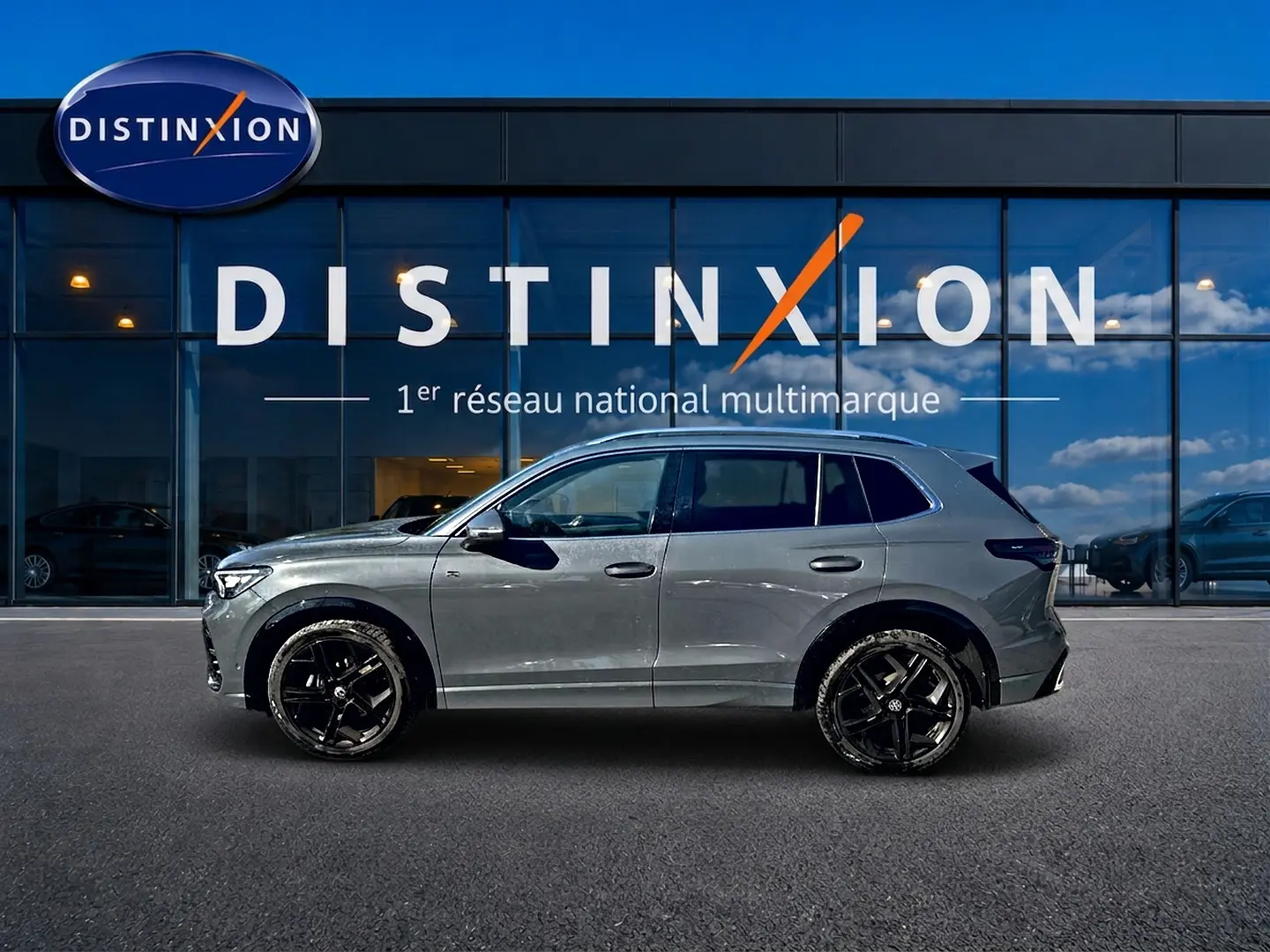 Volkswagen Tiguan 2.0 TDI R-Line gris dauphin vu de profil droit devant showroom Distinxion.