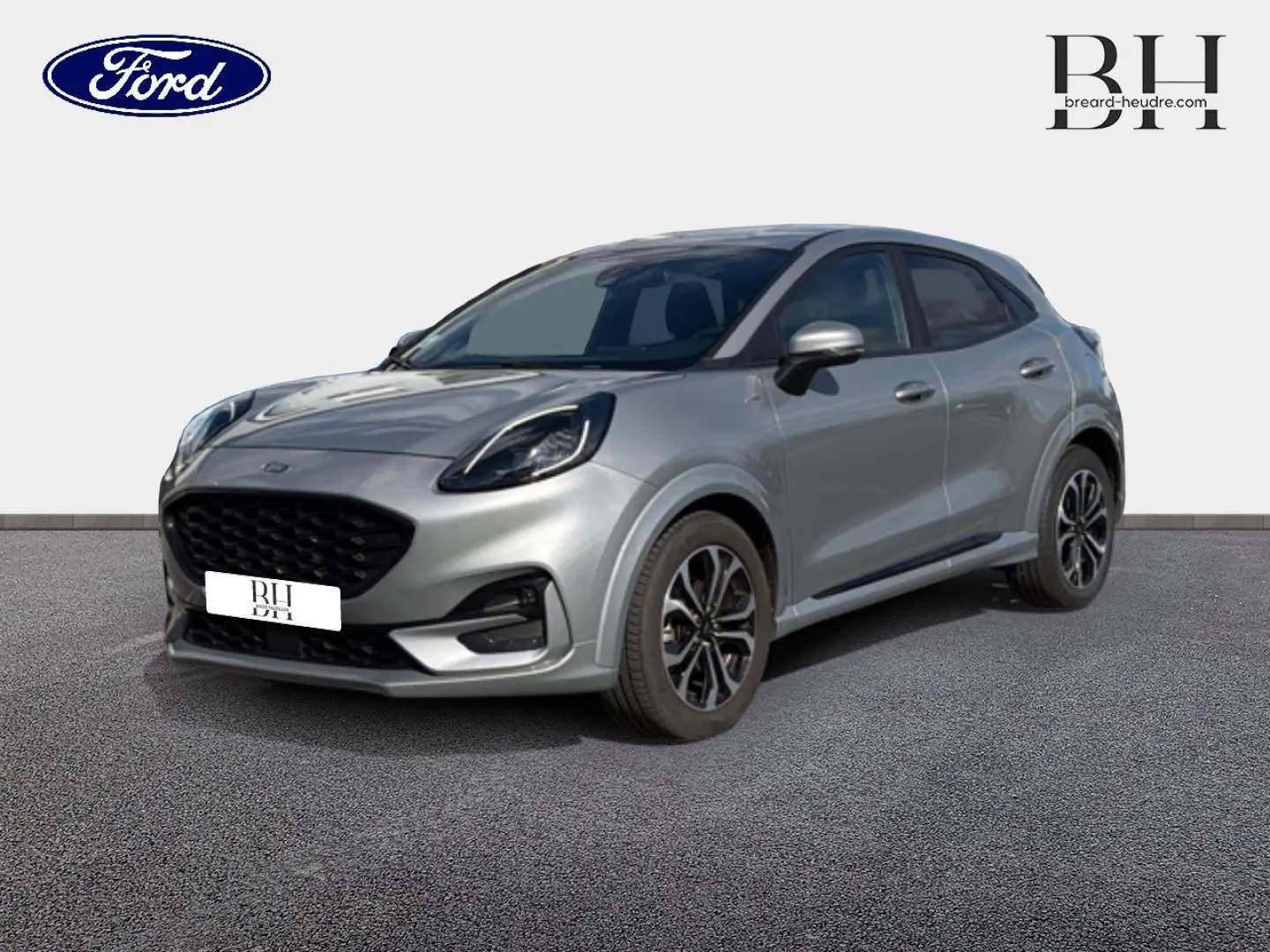 Ford Puma 2024 gris Solar métallisé en vue 3/4 avant droit, avec jantes alliage et calandre noire distinctive.