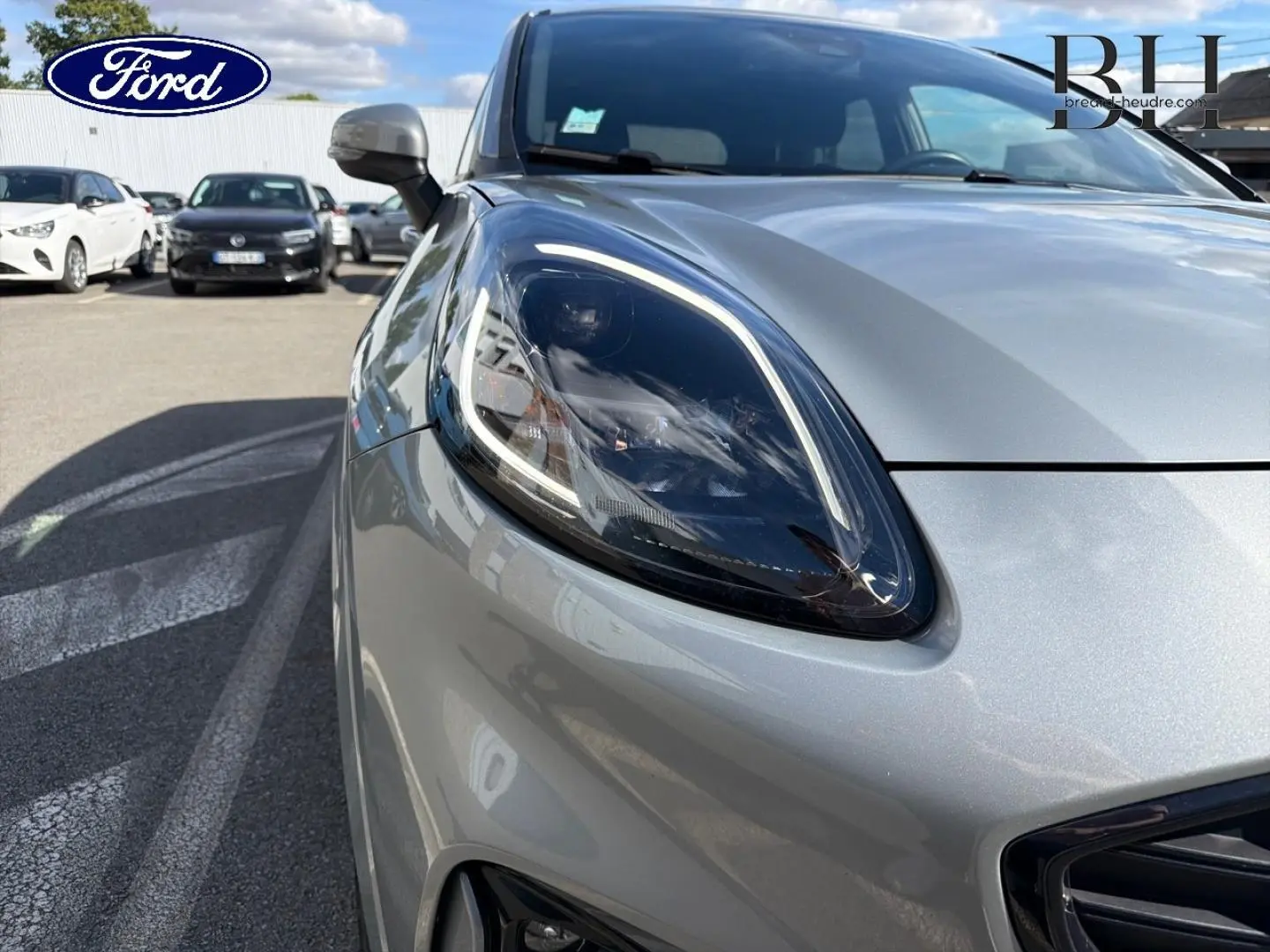 Gros plan sur le phare avant gauche du Ford Puma 2024 gris Solar Métallisée, mettant en valeur son design LED distinctif.