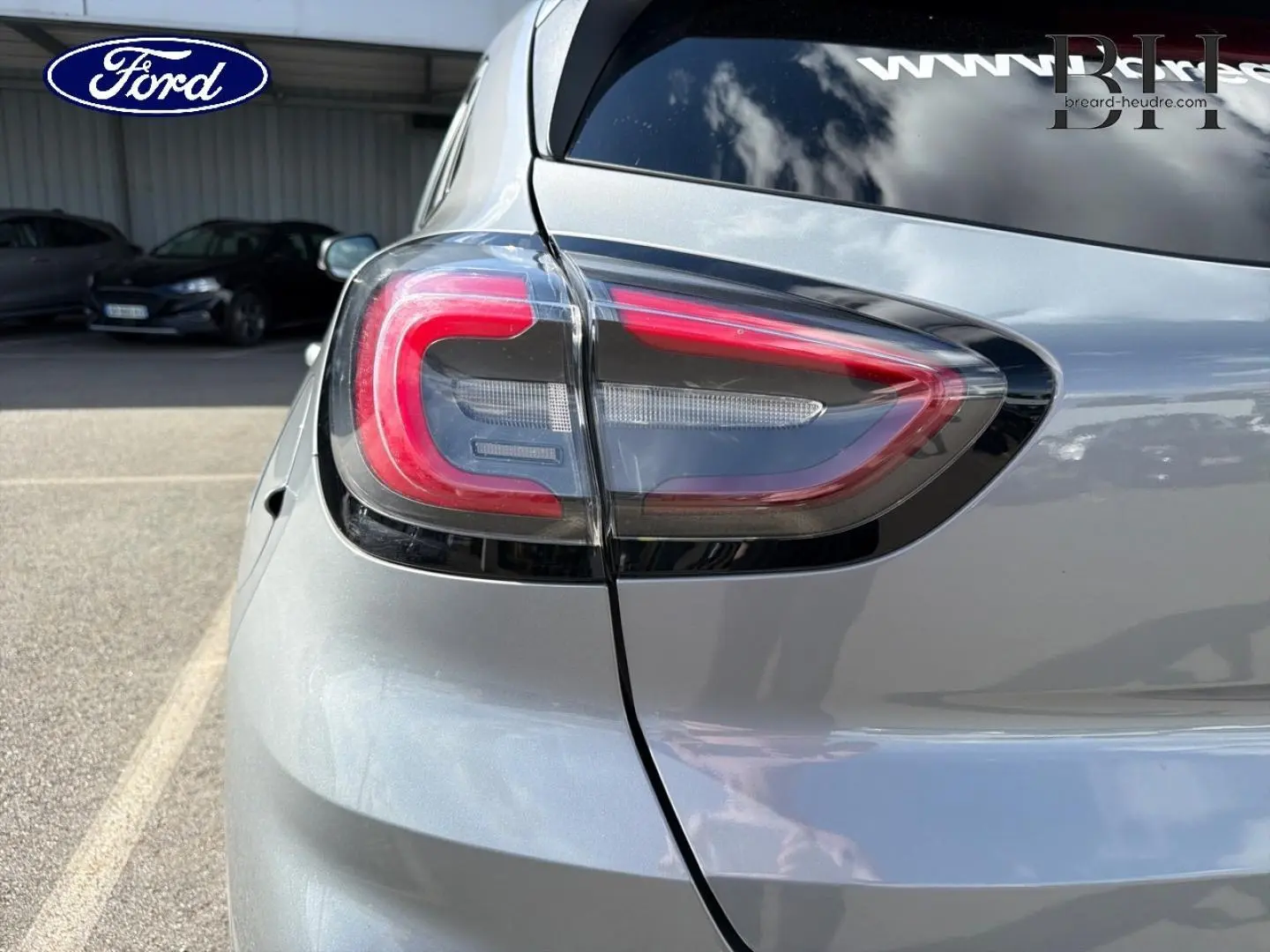 Gros plan sur le feu arrière gauche d’un Ford Puma 2024 gris Solar métallisé, mettant en valeur son design moderne.