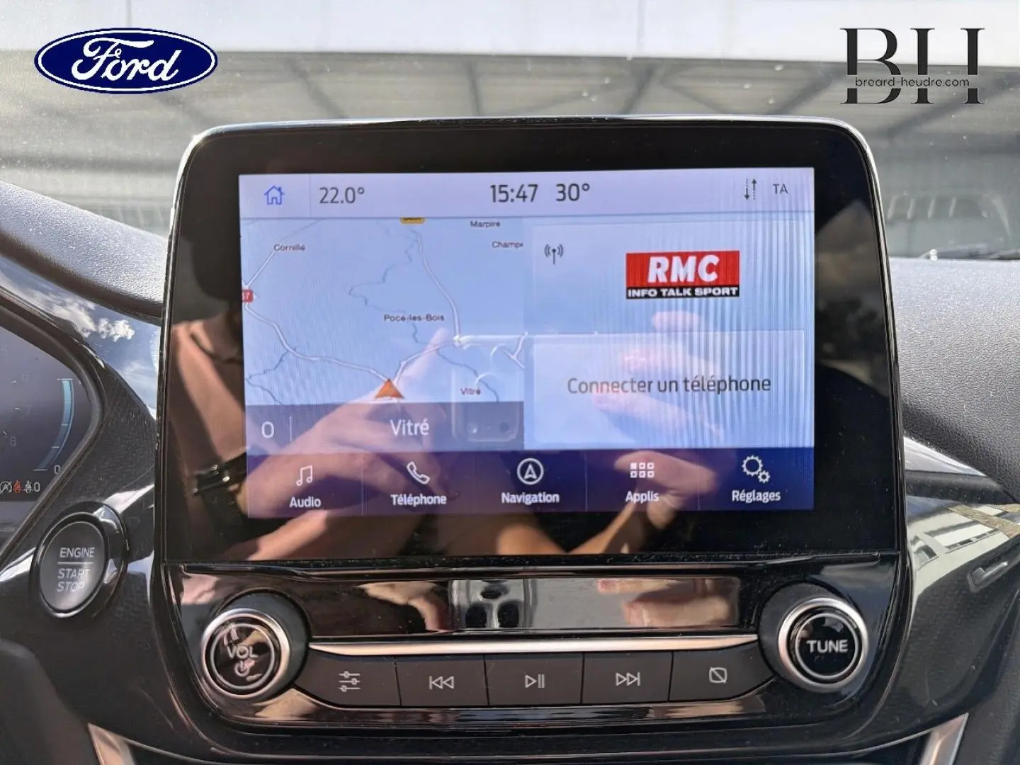 Écran tactile central du Ford Puma 2024 en gros plan, affichant la navigation et les commandes multimédia.
