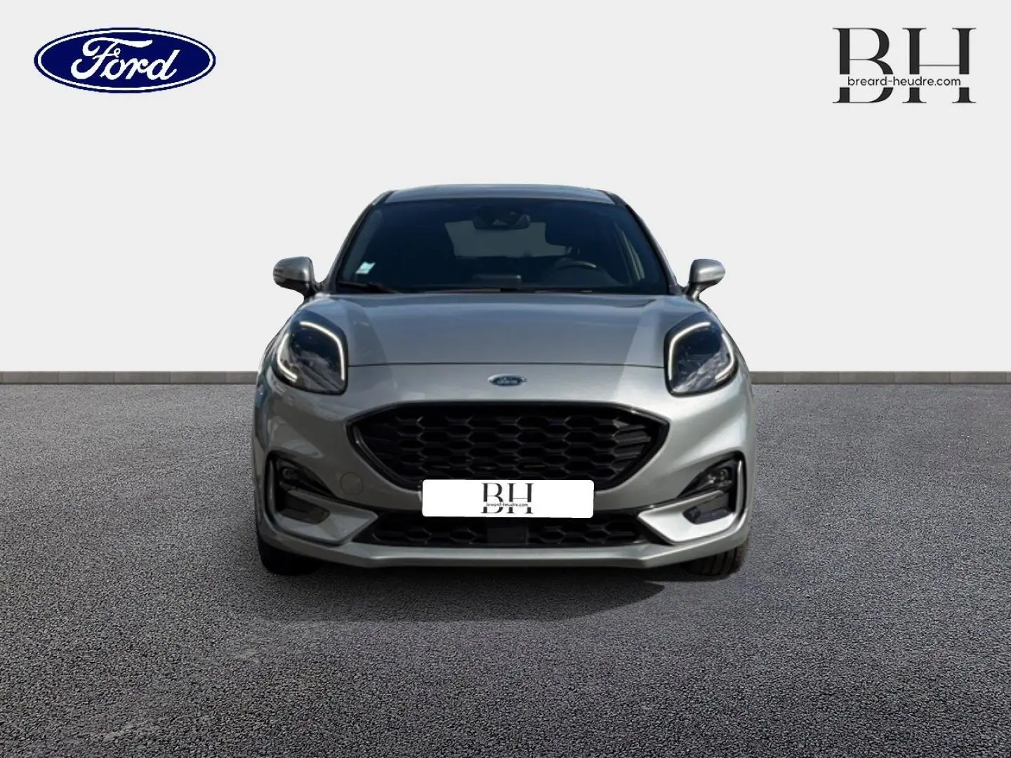 Vue frontale d'une Ford Puma 2024 gris Solar métallisée avec calandre noire et phares LED distinctifs.