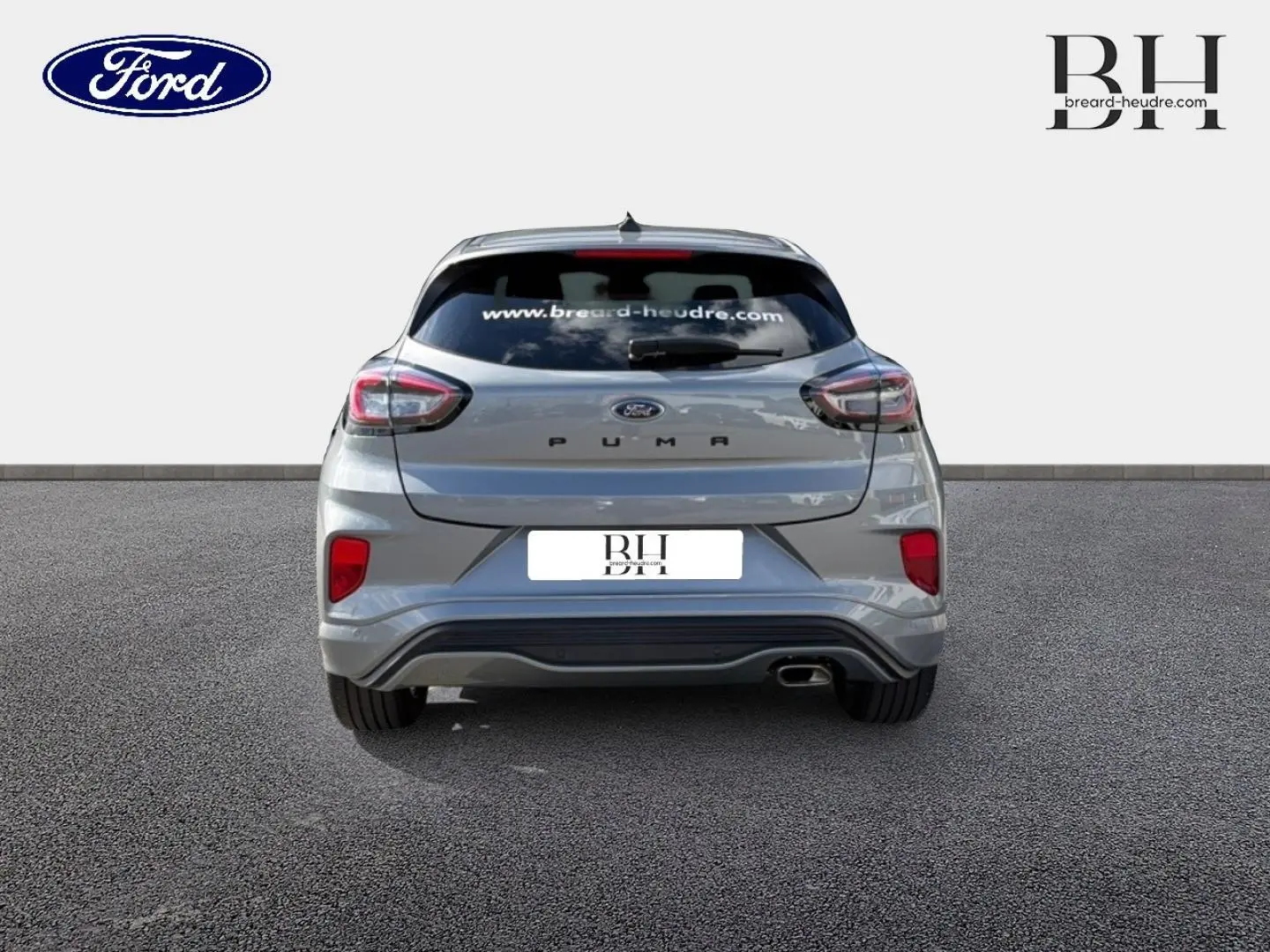 Vue arrière d’un Ford Puma 2024 gris Solar métallisé avec feu arrière distinctif et sortie d’échappement côté droit.
