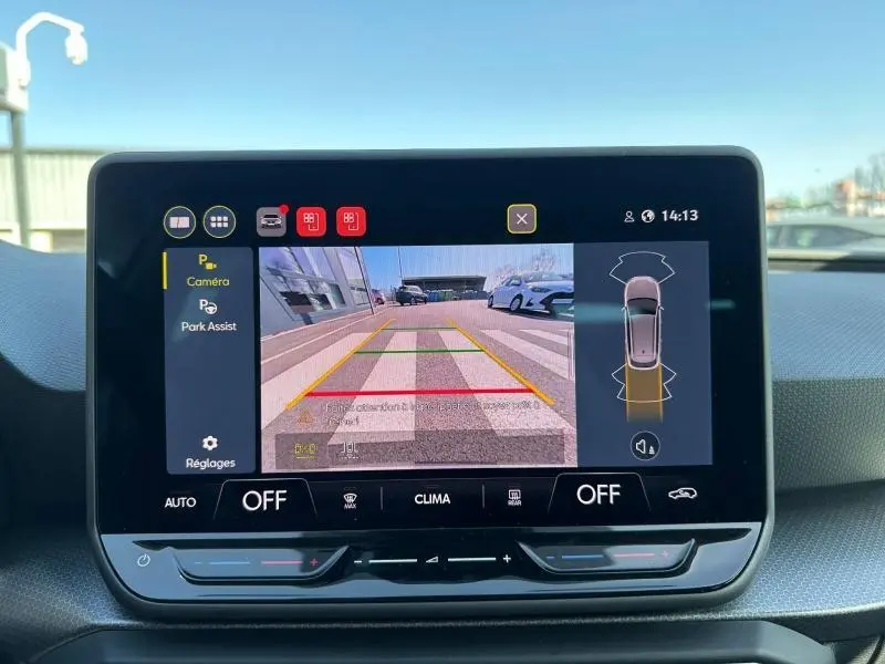 Écran intérieur montrant la caméra de recul et l’assistance au stationnement du SEAT LEON ST gris magnétique métallisé.
