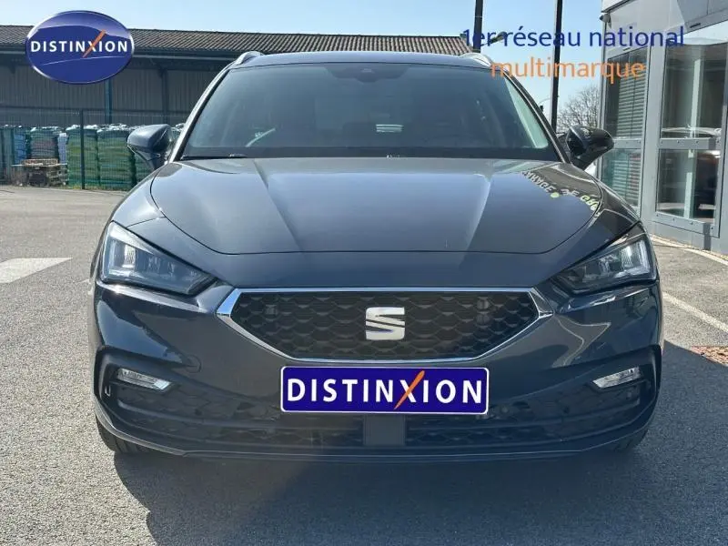 Vue frontale d'une SEAT LEON ST 2.0 TDI 115ch STYLE XL gris magnétique métallisé, avec calandre hexagonale et phares LED.
