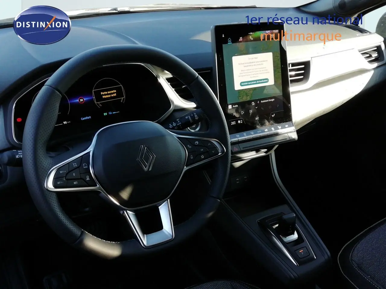 Vue intérieure du poste de conduite du Renault Captur E-Tech, avec volant multifonction et écran tactile vertical.