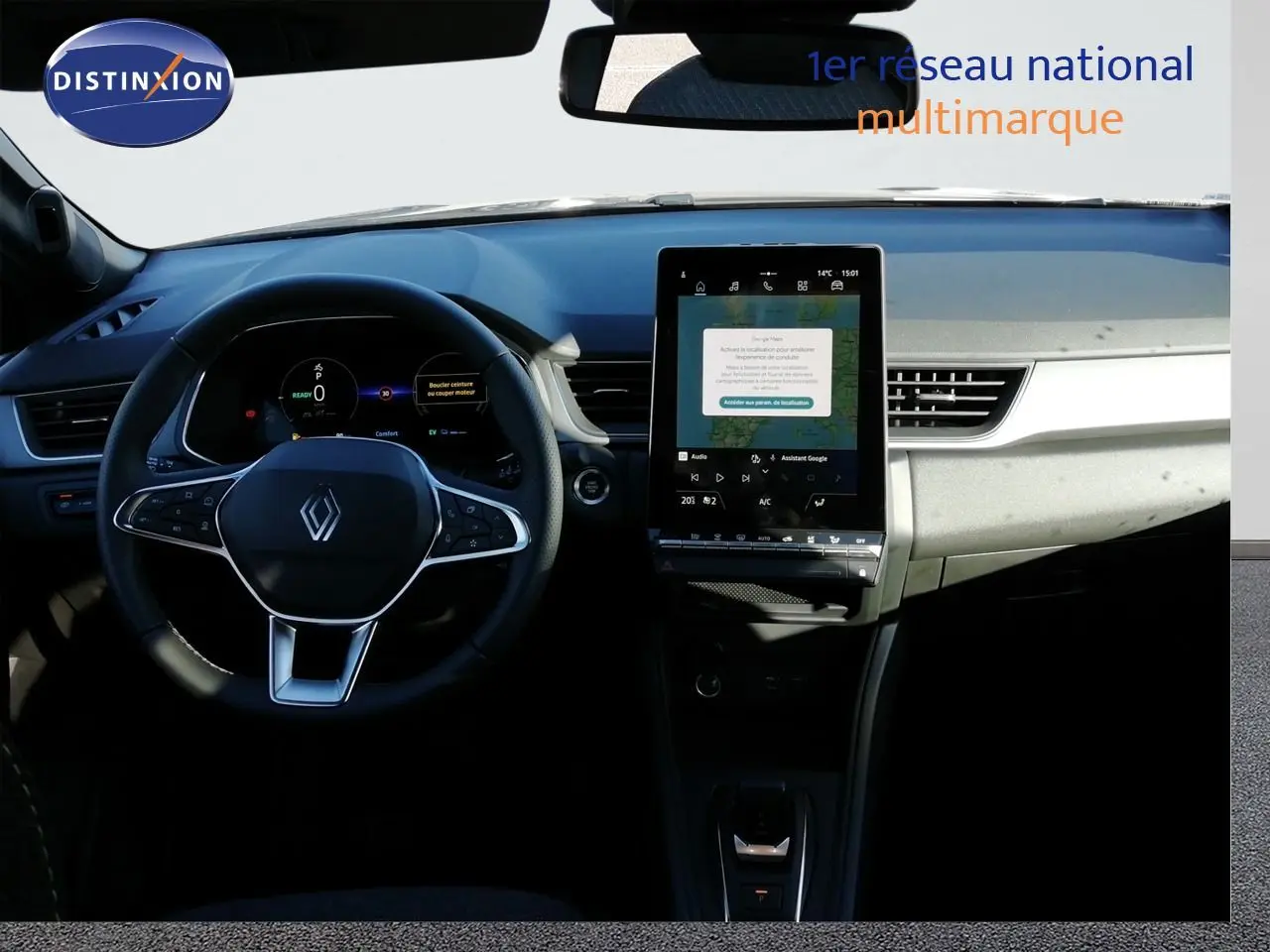 Vue intérieure du tableau de bord du Renault Captur E-Tech 2026, volant cuir noir et écran tactile central vertical.
