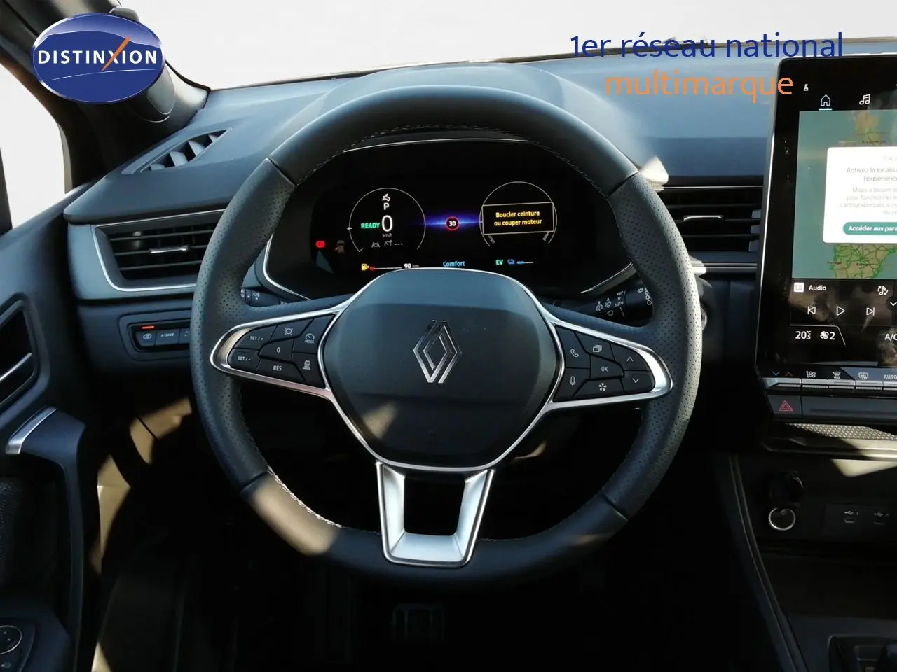 Vue intérieure centrée sur le volant multifonction du Renault Captur E-Tech 2026 avec tableau de bord numérique et écran tactile.