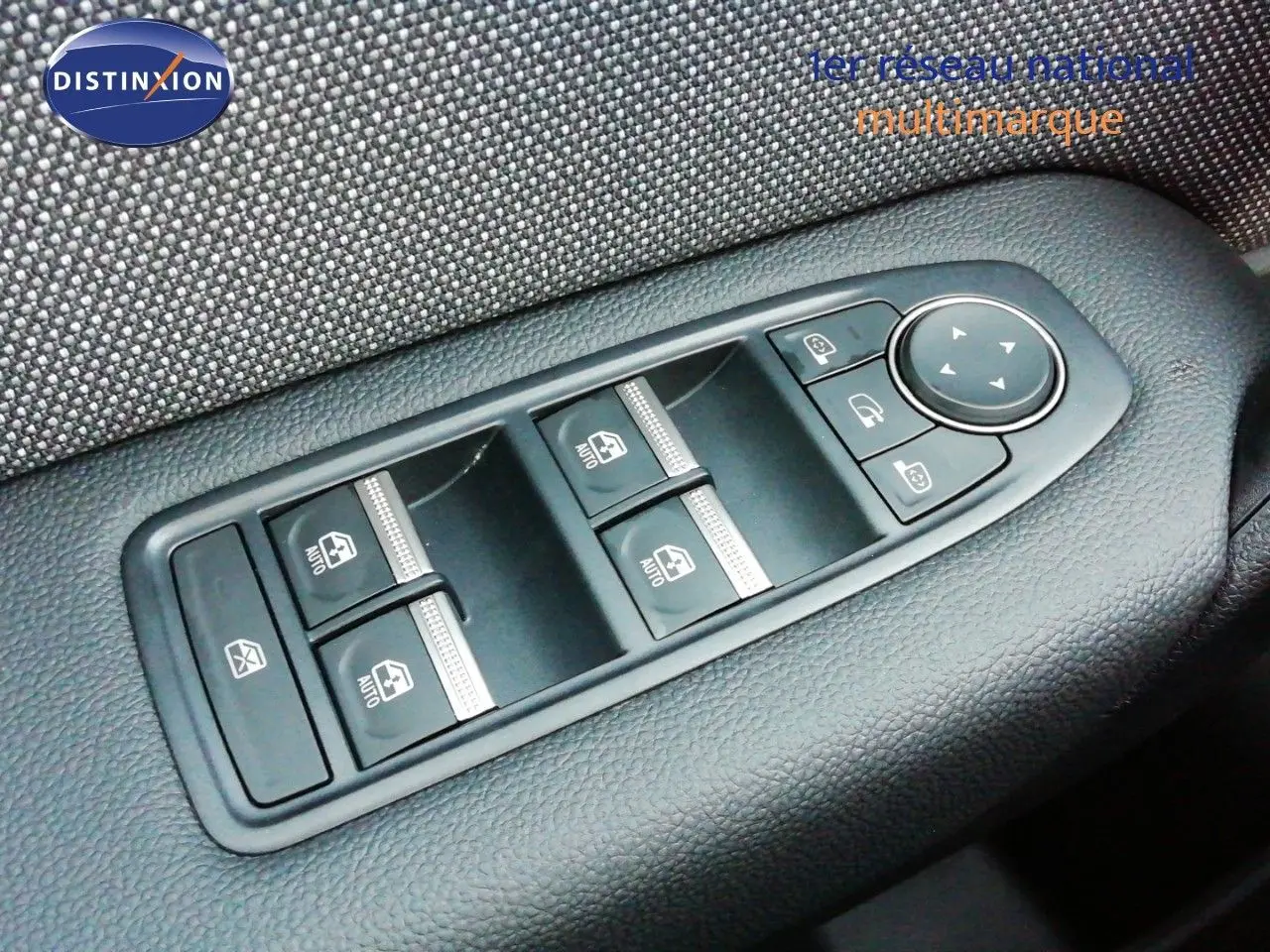 Gros plan sur les commandes des vitres électriques et rétroviseurs côté conducteur du Renault Captur noir étoile métal.