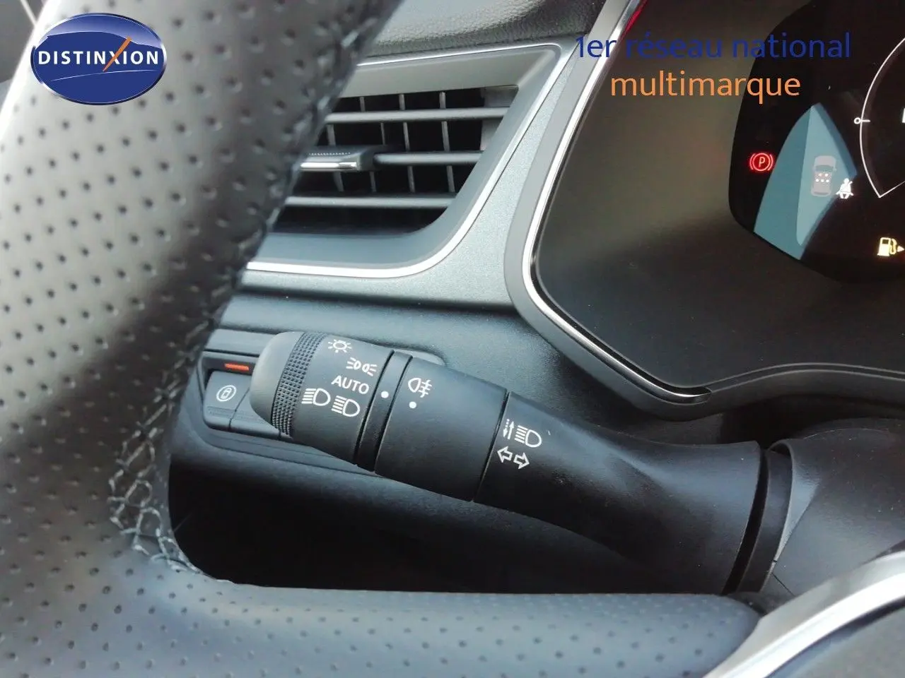 Gros plan sur la manette des phares et clignotants du tableau de bord d’un Renault Captur noir étoile métal.