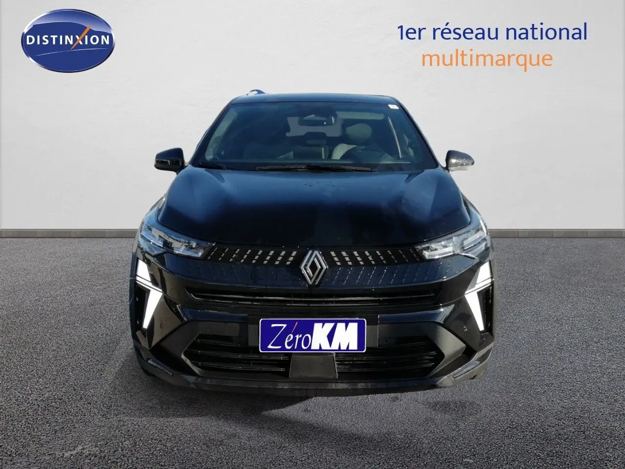 Vue de face du Renault Captur E-Tech Full Hybrid 160ch noir étoile métal avec éclairage LED distinctif allumé.