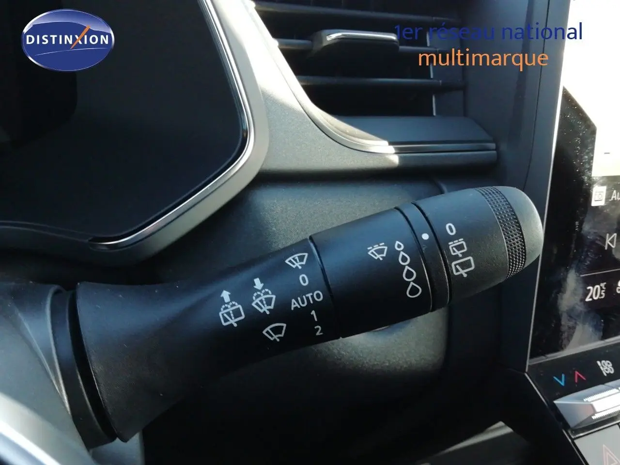 Gros plan sur la commande des essuie-glaces dans l’habitacle du Renault Captur noir étoile métal 2026.