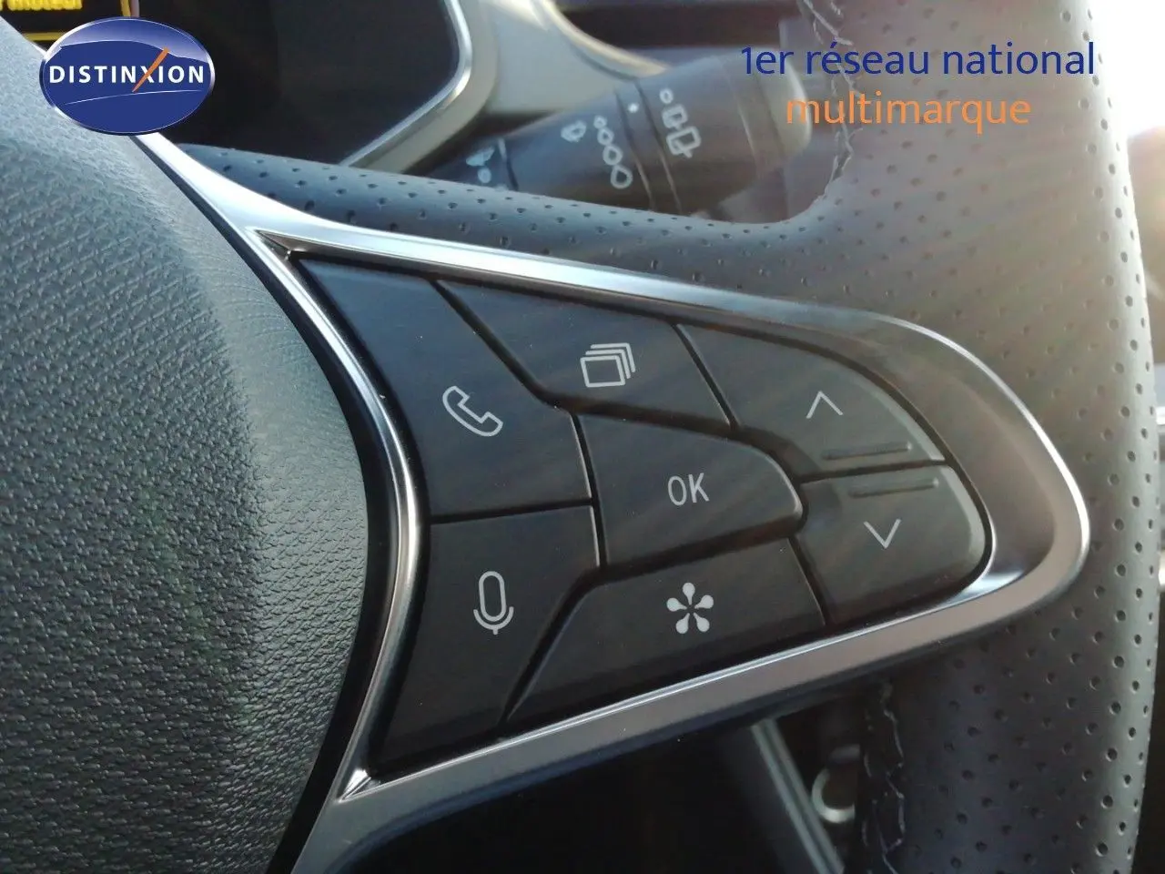 Détail des commandes au volant côté droit du Renault Captur noir étoile métal, version hybride 2026.