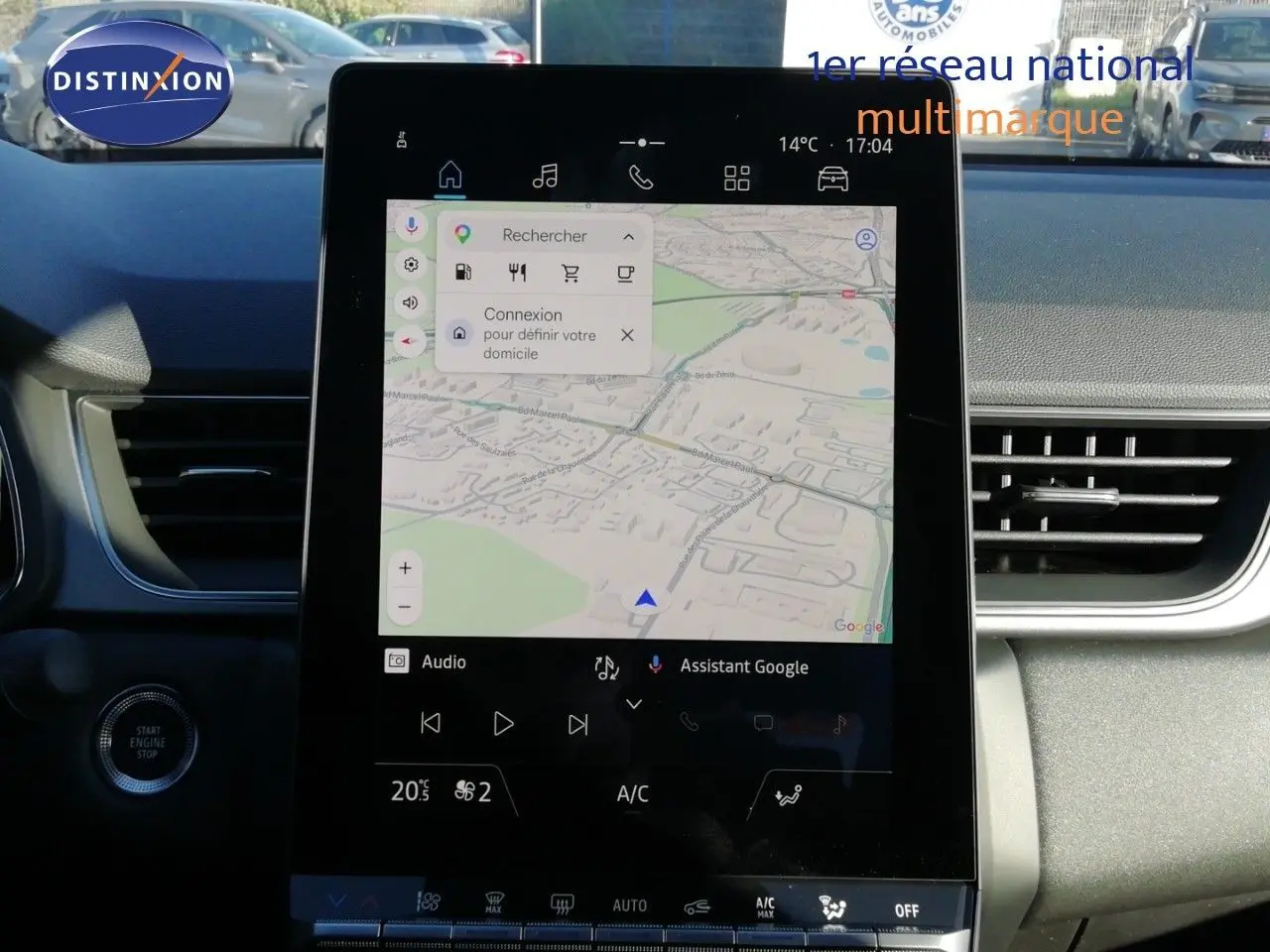 Vue rapprochée de l’écran tactile central du Renault Captur 2026 noir étoile métal affichant une carte GPS.