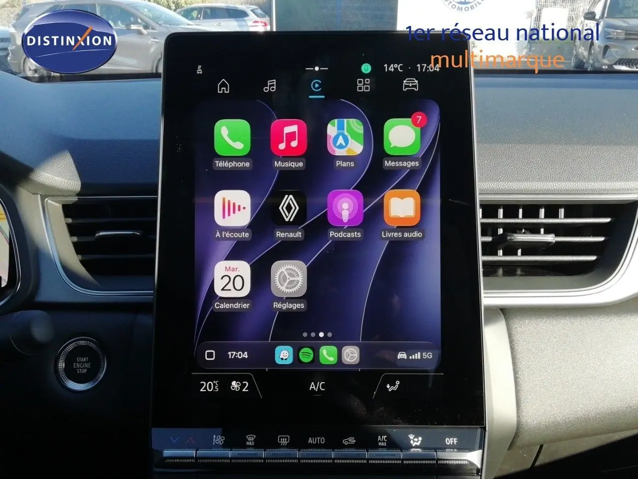 Vue intérieure centrée sur l’écran tactile du tableau de bord du Renault Captur noir étoile métal, affichant les applications connectées.