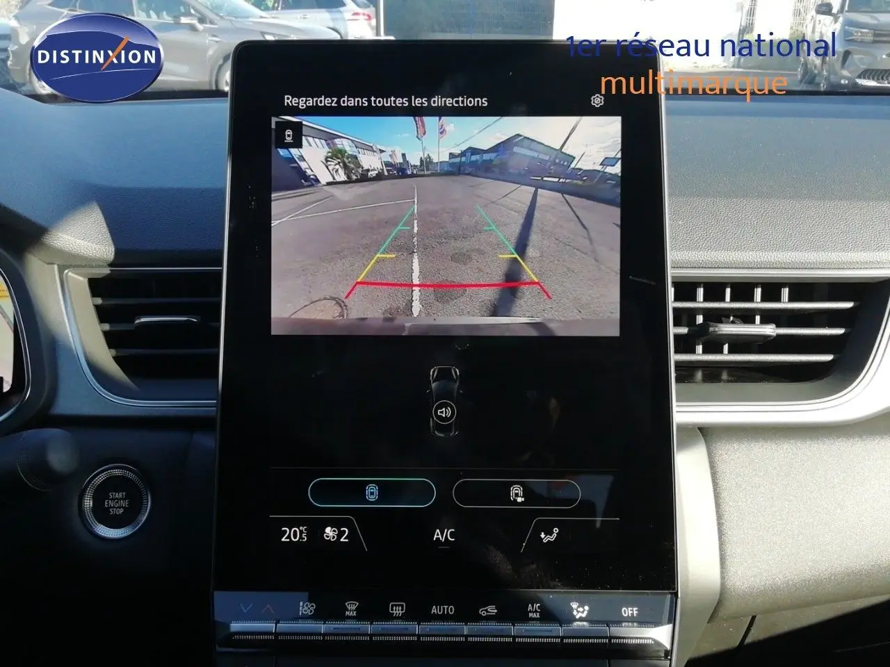 Écran central tactile du Renault Captur E-Tech 2026 montrant la caméra de recul, intérieur noir et gris.