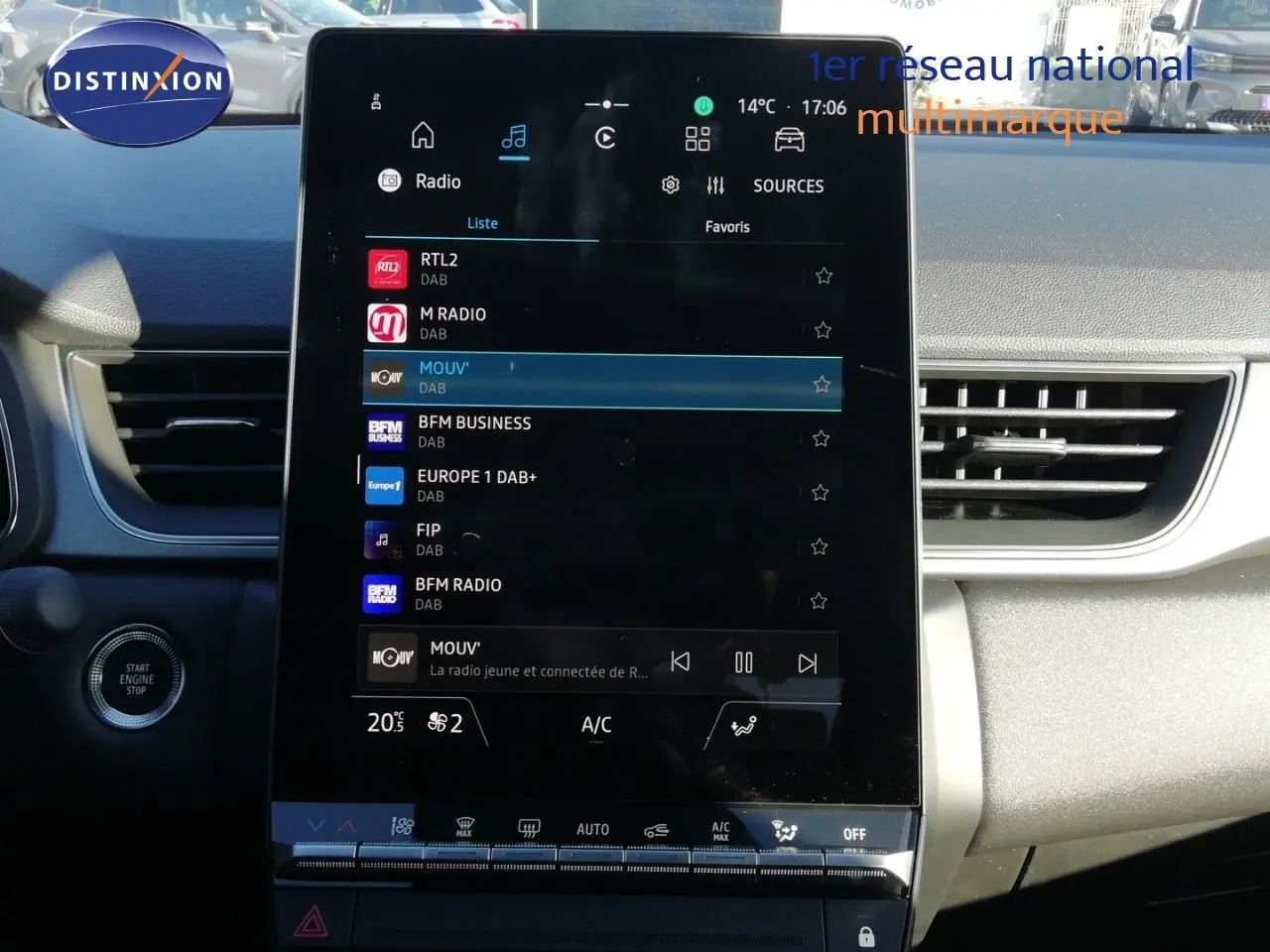 Vue intérieure centrée sur l'écran tactile du tableau de bord du Renault Captur noir étoile métal, affichant les stations radio.