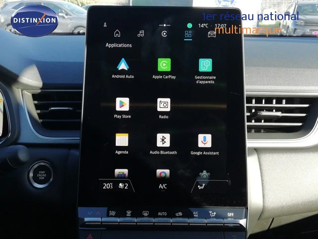 Vue rapprochée de l’écran tactile central du Renault Captur noir étoile métal, affichant les applications connectées.
