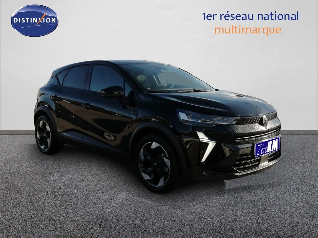 Renault Captur E-Tech hybride noir étoile métal, vue 3/4 avant droit avec jantes bi-ton et feux LED distinctifs.