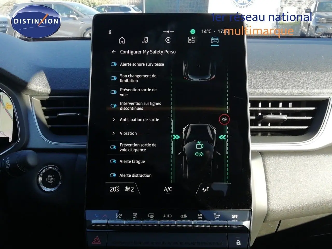 Vue intérieure centrée sur l’écran tactile du tableau de bord du Renault Captur noir étoile métal, affichant les réglages de sécurité.