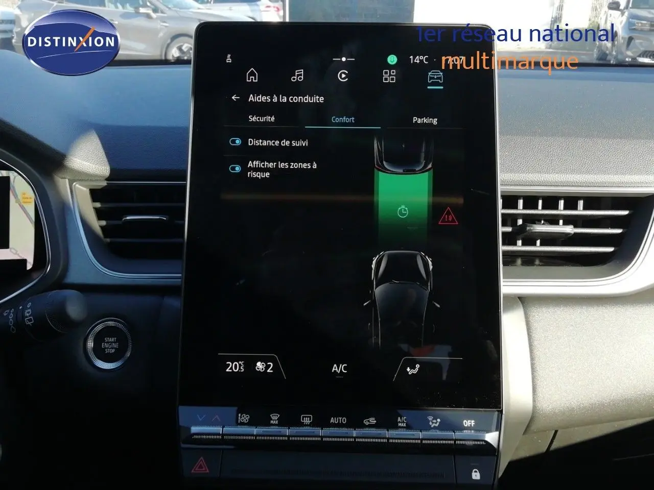 Vue rapprochée de l’écran tactile central du Renault Captur E-Tech 2026, affichant les aides à la conduite.