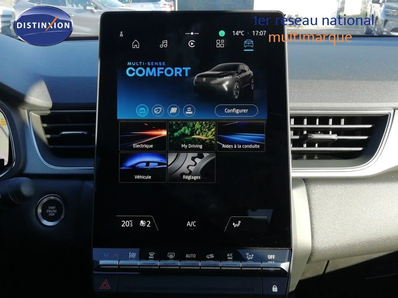 Écran tactile central du tableau de bord du Renault Captur noir étoile métal, affichant le mode de conduite Comfort.