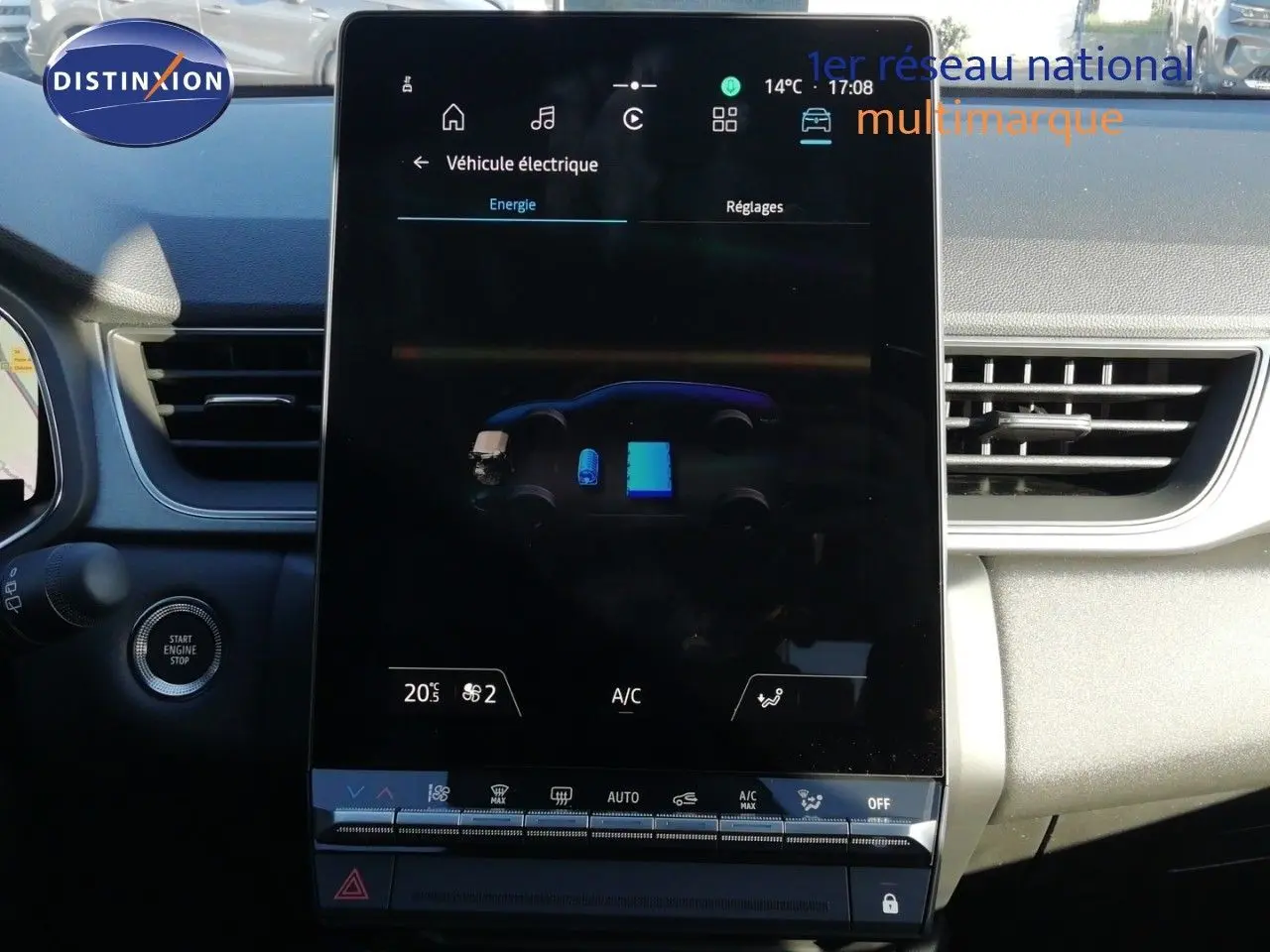 Vue rapprochée de l’écran tactile central du Renault Captur noir étoile métal, affichant les réglages énergie et climatisation.