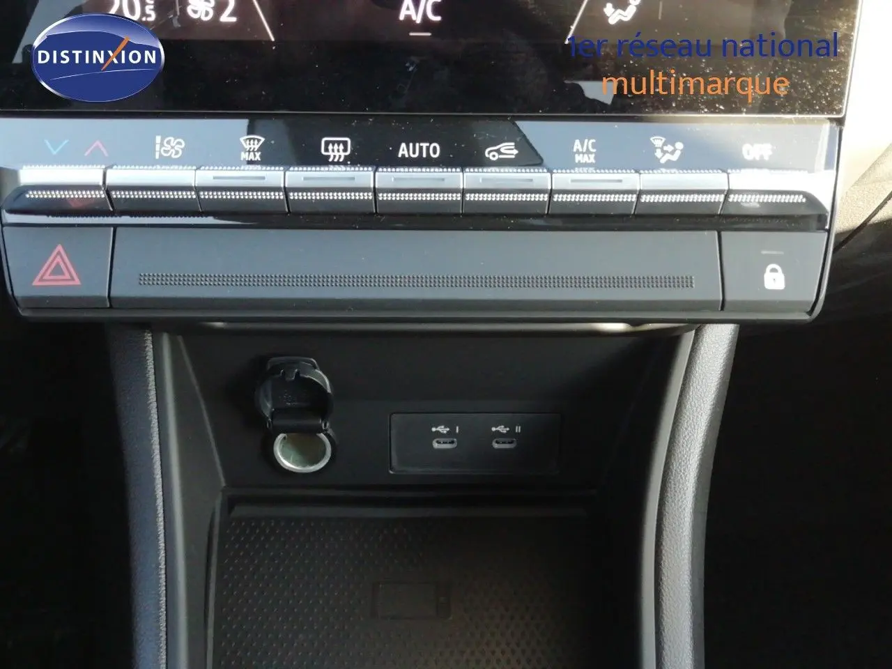 Vue rapprochée de la console centrale du Renault Captur noir étoile métal, montrant les commandes climatisation et ports USB.