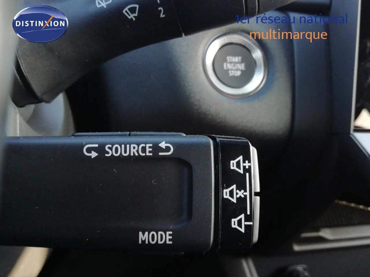Gros plan sur la commande au volant du Renault Captur 2026 noir étoile métal, avec bouton start engine stop visible.