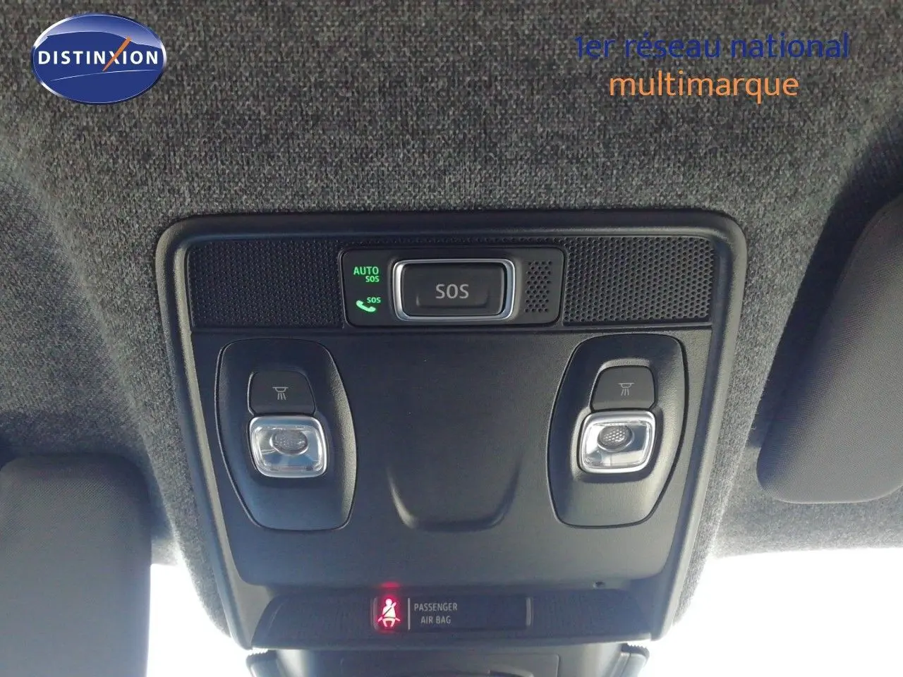 Plafonnier intérieur avec commandes d’éclairage et bouton SOS du Renault Captur E-Tech hybride noir étoile métal.