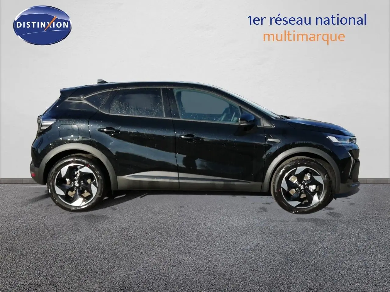 Profil droit d'un Renault Captur noir étoile métal 2026, avec jantes bi-ton et lignes modernes soulignées.
