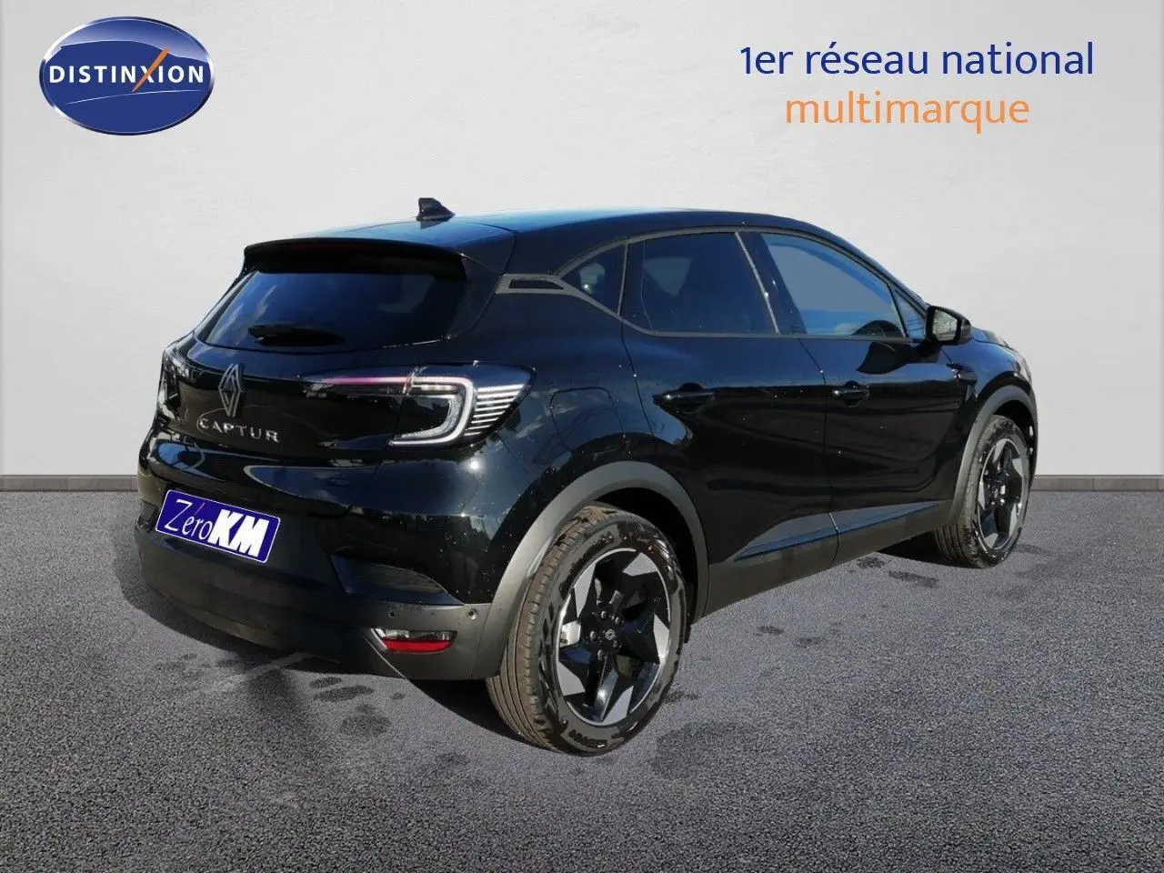 Vue 3/4 arrière droite du Renault Captur noir étoile métal avec jantes noires bicolores et vitres teintées.