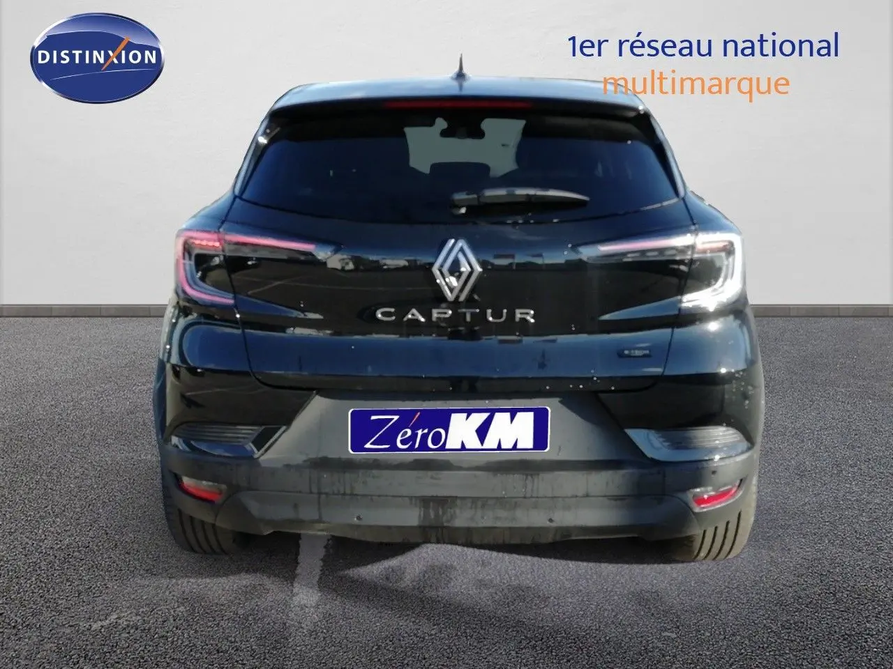 Vue arrière d'un Renault Captur noir étoile métal 2026 avec feux LED et logo central bien visibles.