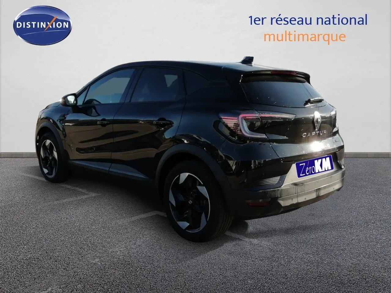 Renault Captur E-Tech hybride noir étoile métal, vue 3/4 arrière droit avec jantes bi-ton et feux LED.